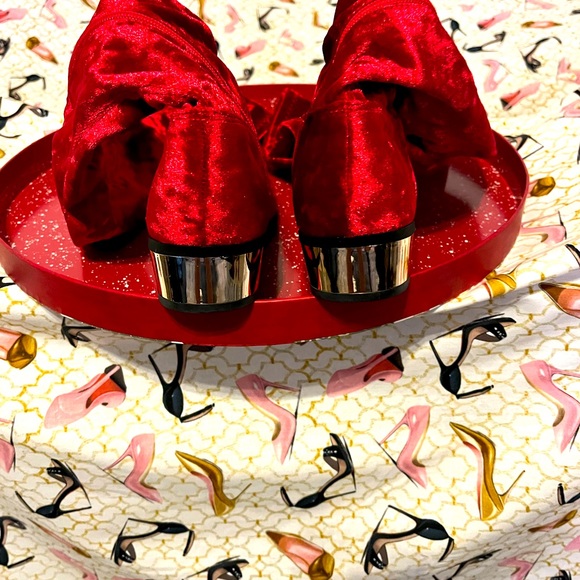 NWOT Bamboo red velvet boots w/gold heels Comes in original box THINK HOLIDAYS! - Picture 5 of 7